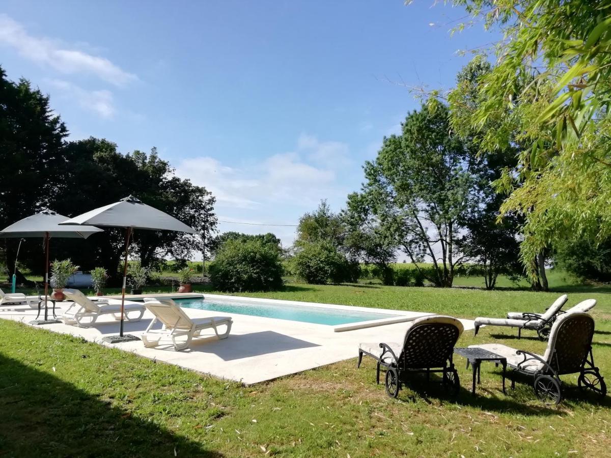 Chateau Des Salles Saint-Fort-sur-Gironde Exterior foto