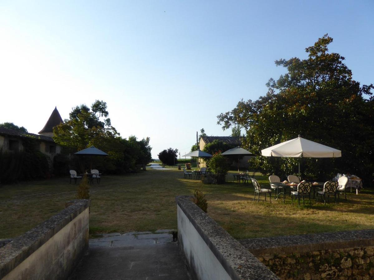 Chateau Des Salles Saint-Fort-sur-Gironde Exterior foto
