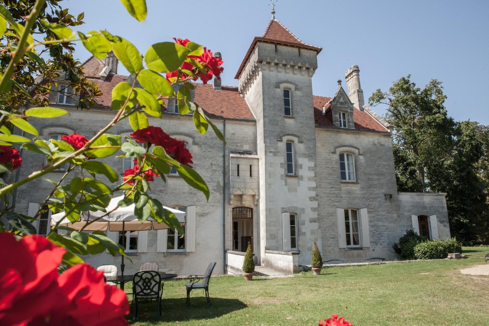 Chateau Des Salles Saint-Fort-sur-Gironde Exterior foto